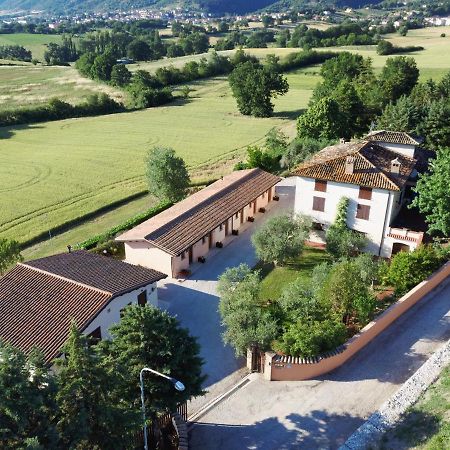 Santa Croce Villa Fossato di Vico Luaran gambar