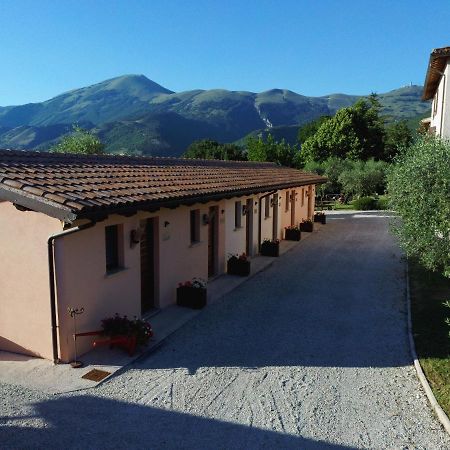 Santa Croce Villa Fossato di Vico Luaran gambar