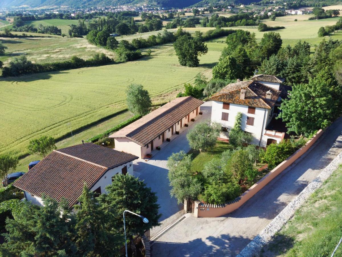 Santa Croce Villa Fossato di Vico Luaran gambar