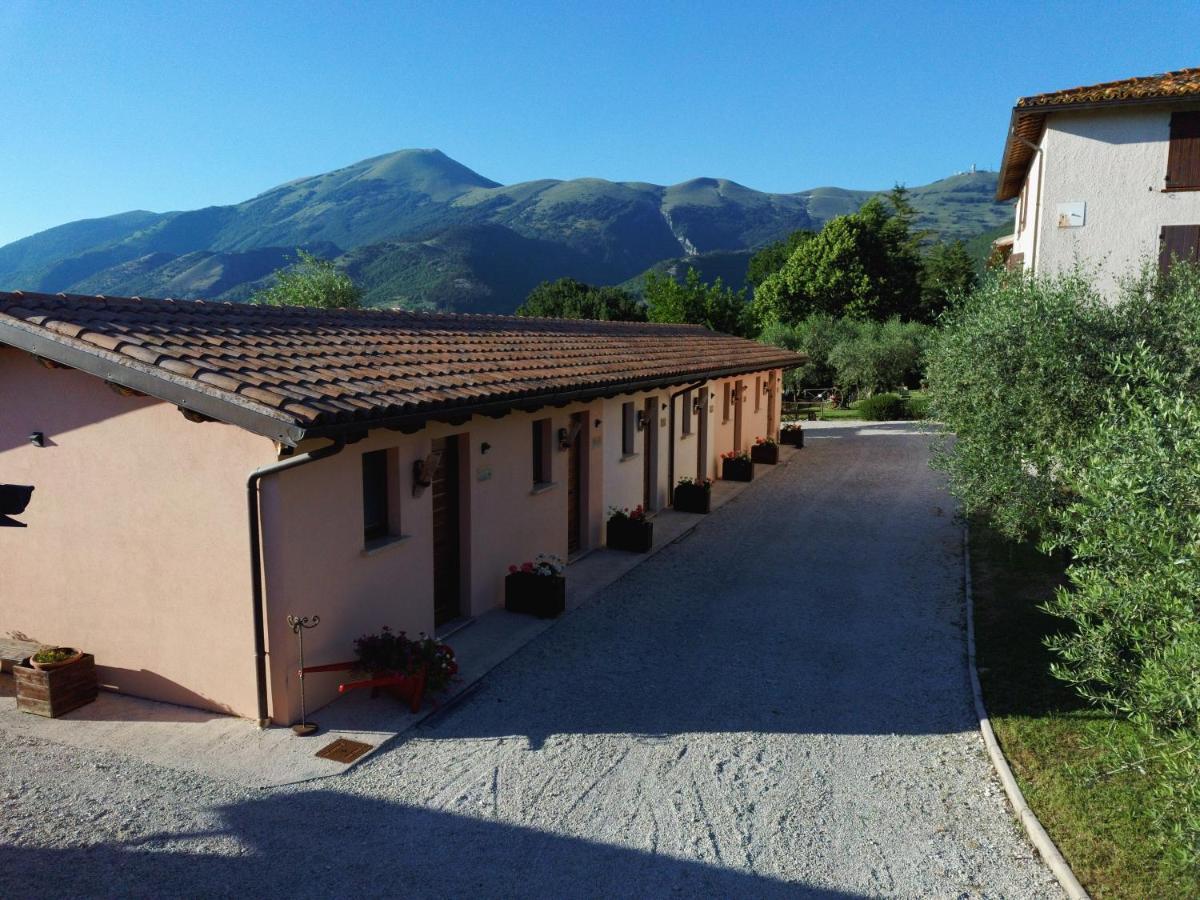 Santa Croce Villa Fossato di Vico Luaran gambar