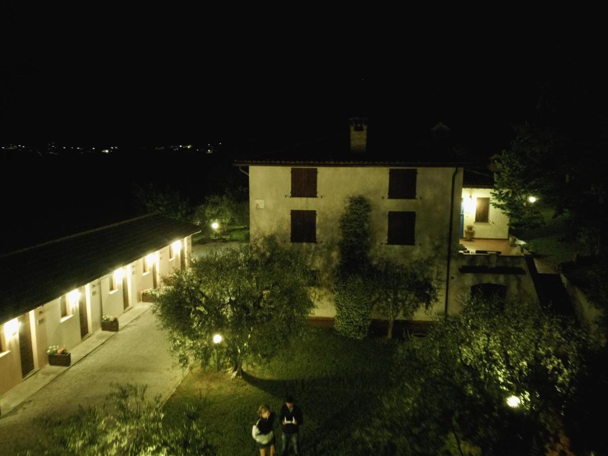 Santa Croce Villa Fossato di Vico Luaran gambar