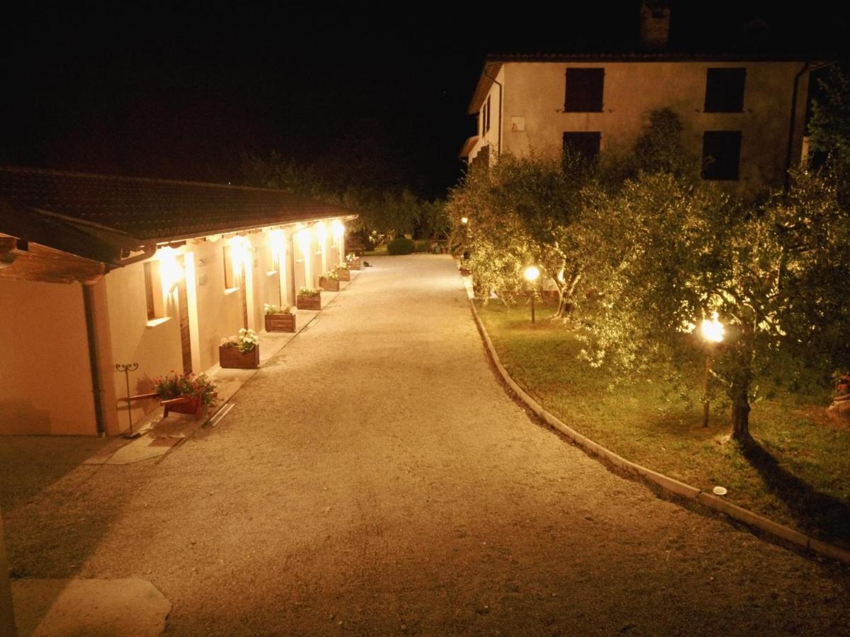 Santa Croce Villa Fossato di Vico Luaran gambar