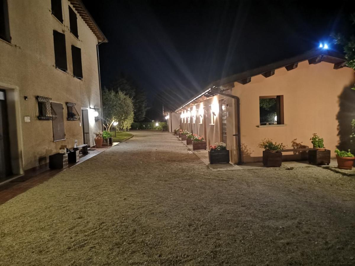 Santa Croce Villa Fossato di Vico Luaran gambar