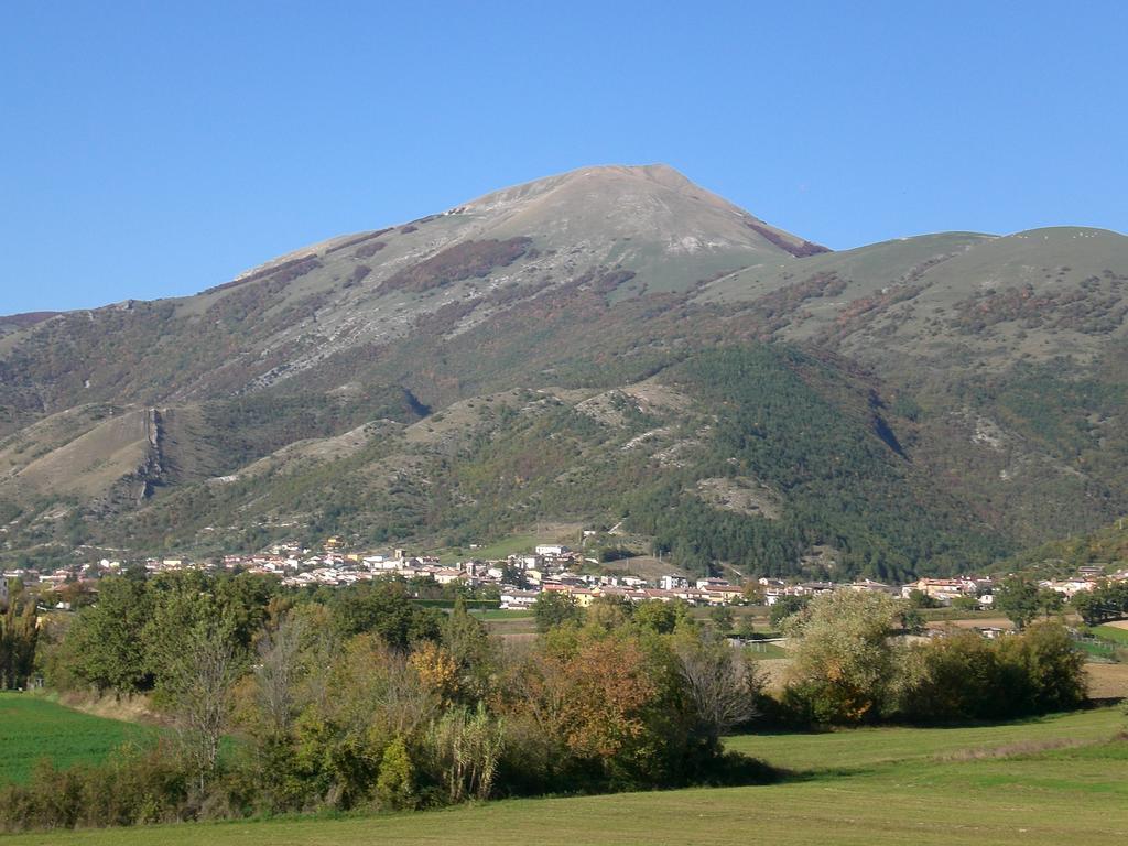 Santa Croce Villa Fossato di Vico Luaran gambar
