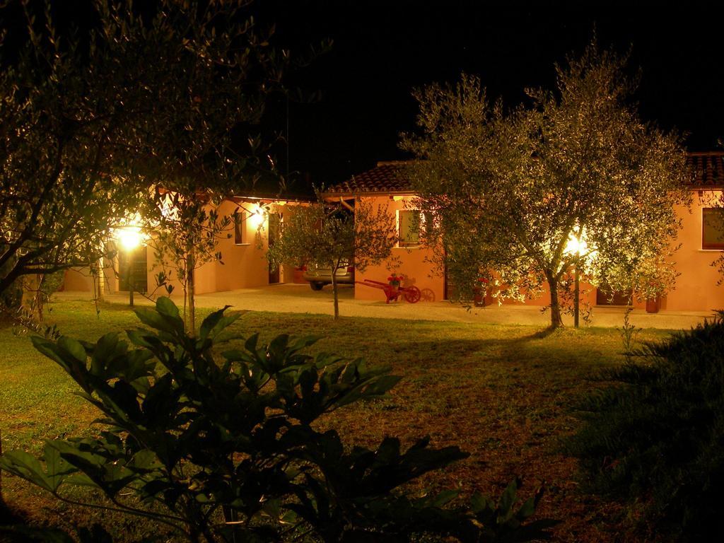 Santa Croce Villa Fossato di Vico Luaran gambar