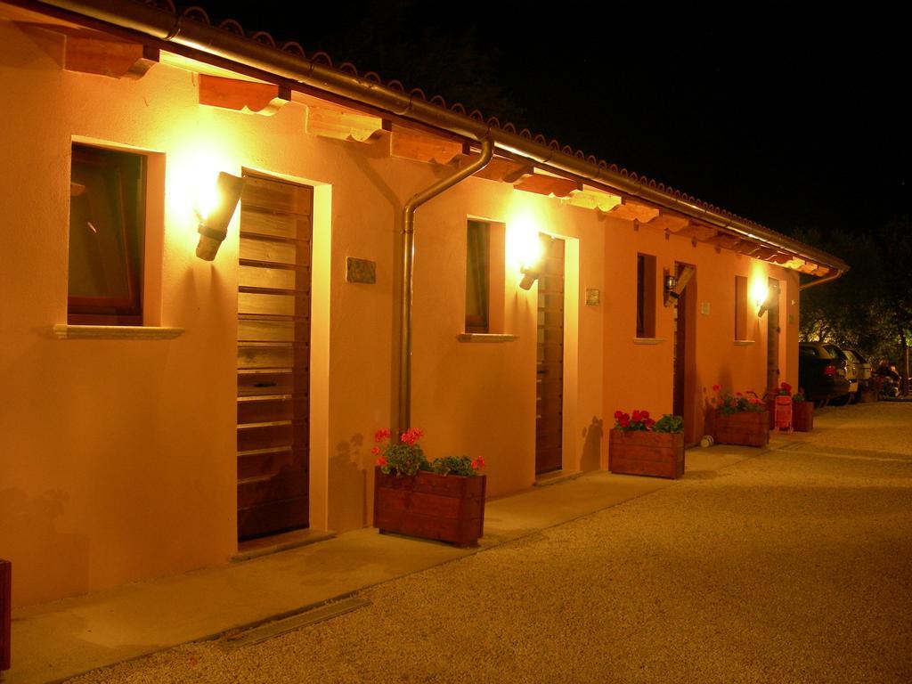 Santa Croce Villa Fossato di Vico Luaran gambar