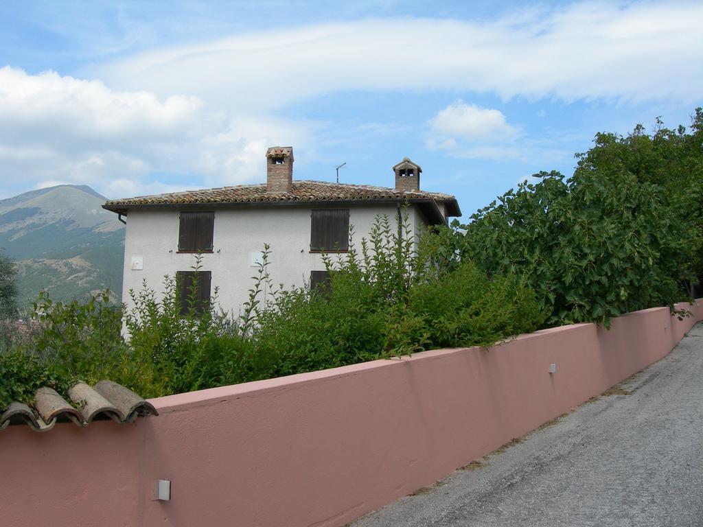 Santa Croce Villa Fossato di Vico Luaran gambar