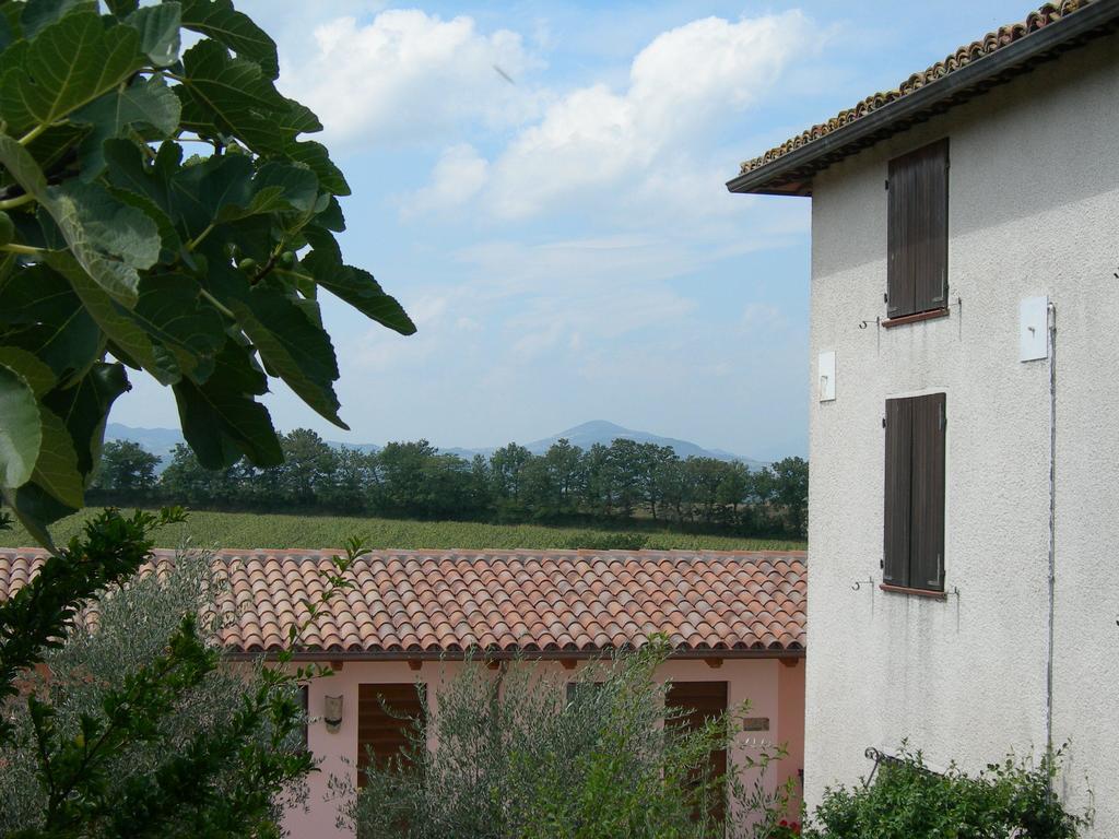Santa Croce Villa Fossato di Vico Luaran gambar