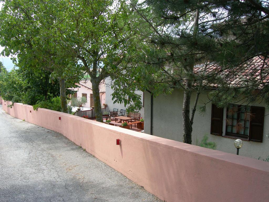 Santa Croce Villa Fossato di Vico Luaran gambar