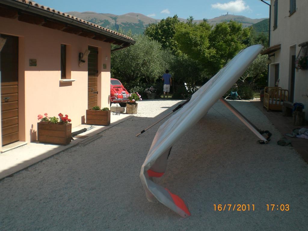 Santa Croce Villa Fossato di Vico Luaran gambar