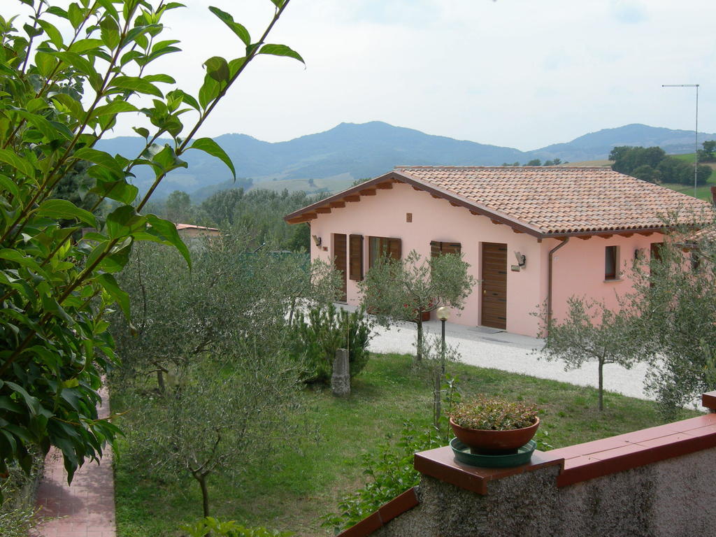 Santa Croce Villa Fossato di Vico Luaran gambar