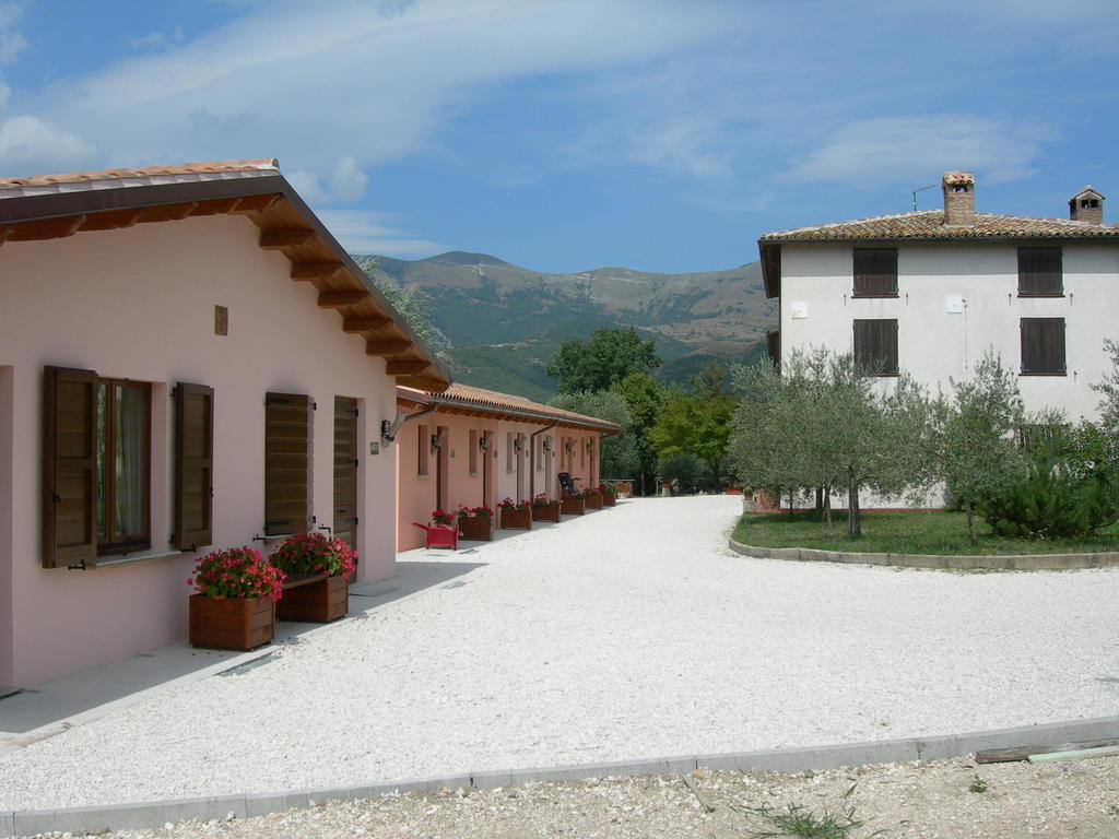 Santa Croce Villa Fossato di Vico Luaran gambar