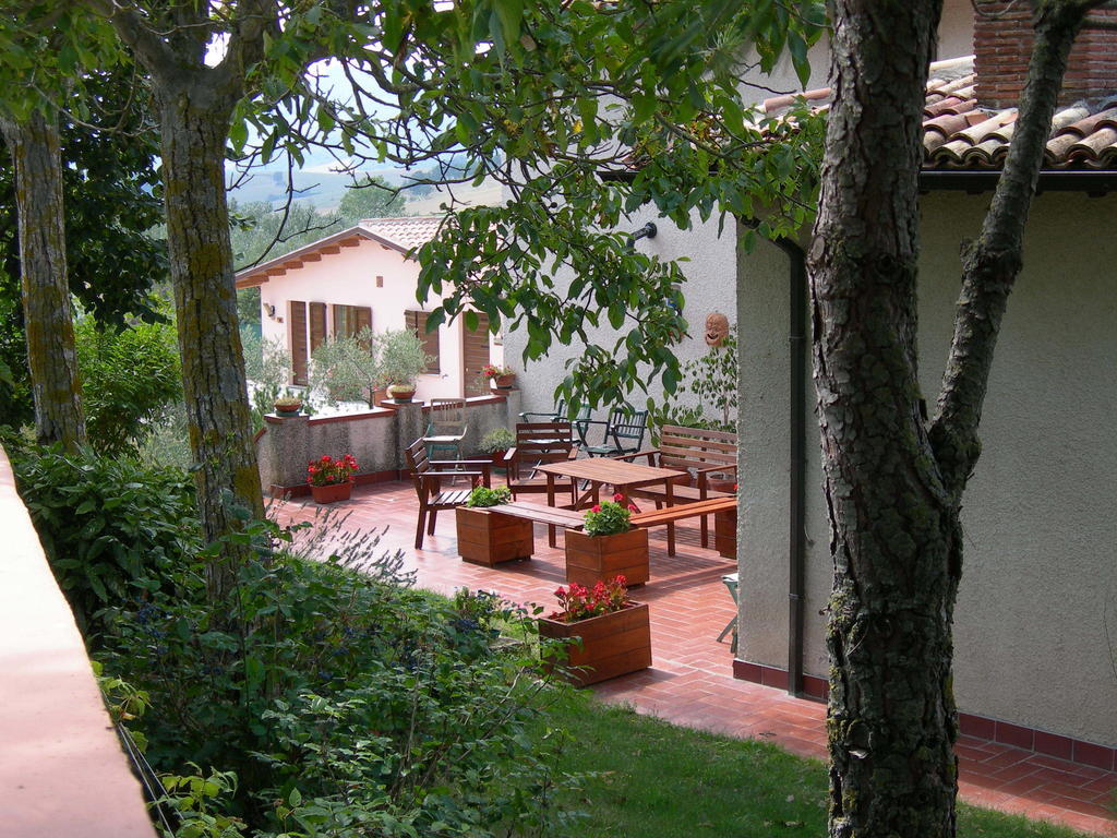 Santa Croce Villa Fossato di Vico Luaran gambar