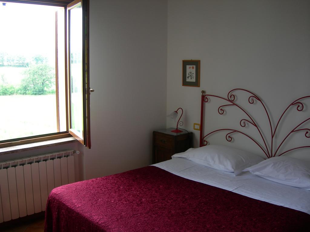 Santa Croce Villa Fossato di Vico Luaran gambar