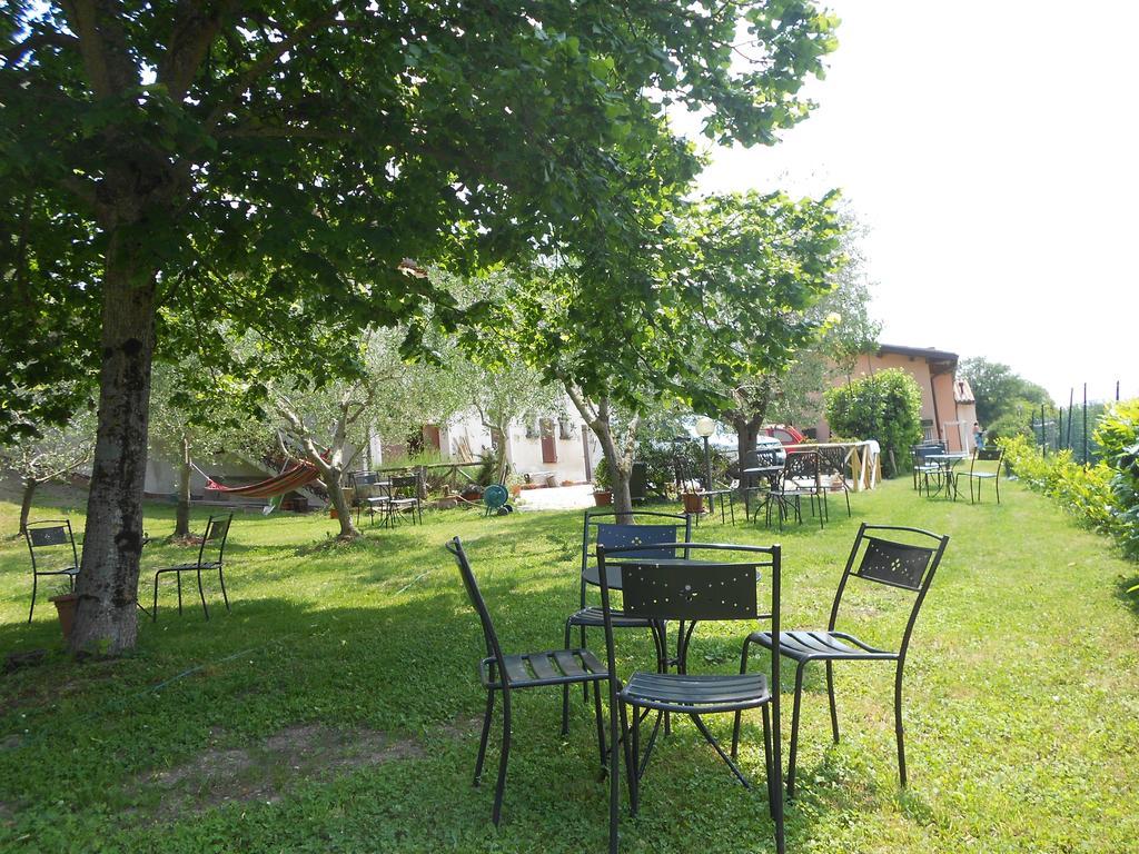 Santa Croce Villa Fossato di Vico Luaran gambar