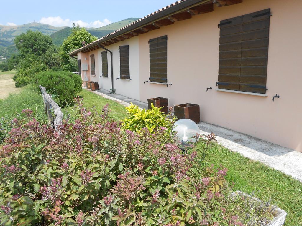 Santa Croce Villa Fossato di Vico Luaran gambar