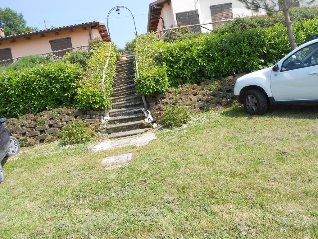 Santa Croce Villa Fossato di Vico Luaran gambar