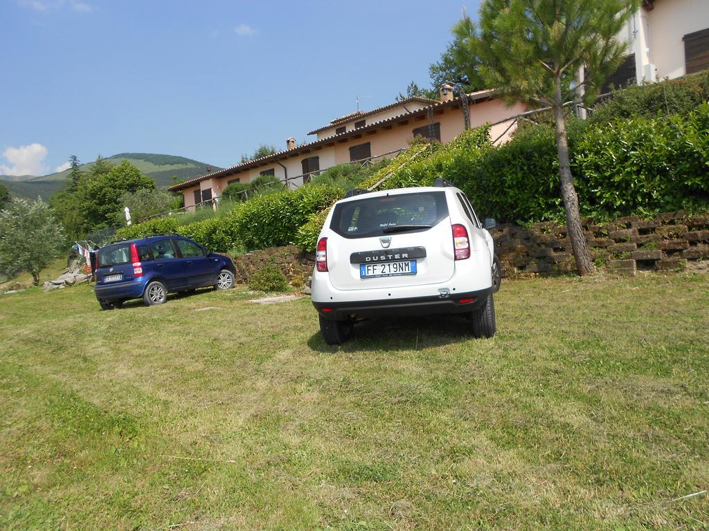 Santa Croce Villa Fossato di Vico Luaran gambar