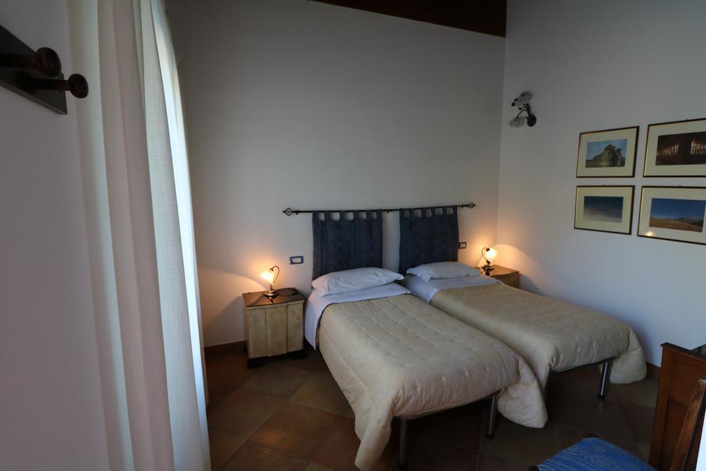 Santa Croce Villa Fossato di Vico Luaran gambar