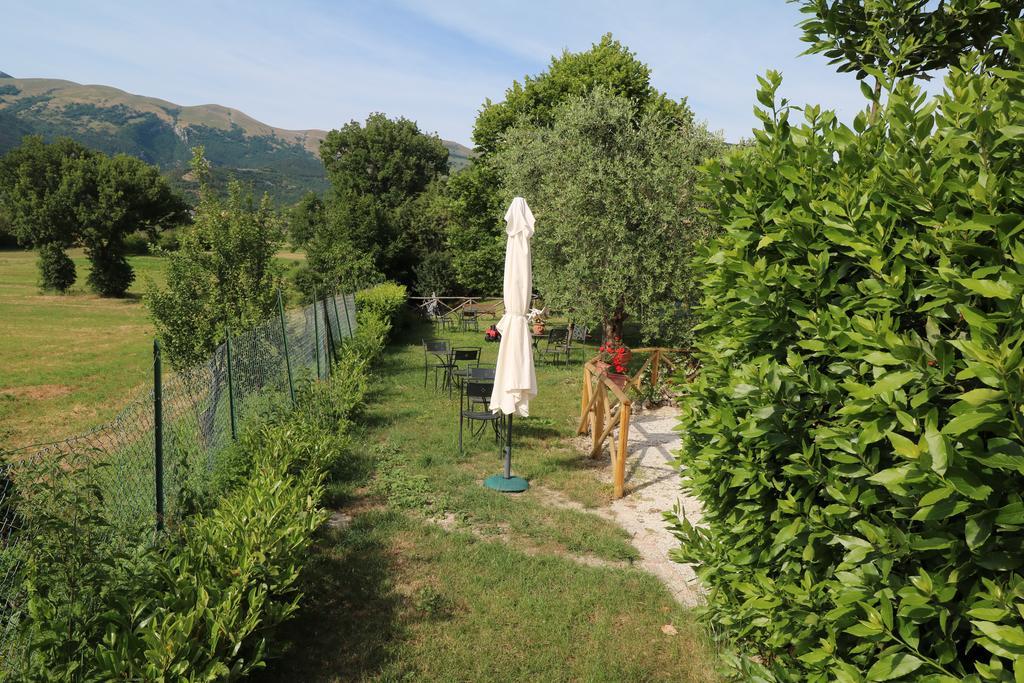 Santa Croce Villa Fossato di Vico Luaran gambar