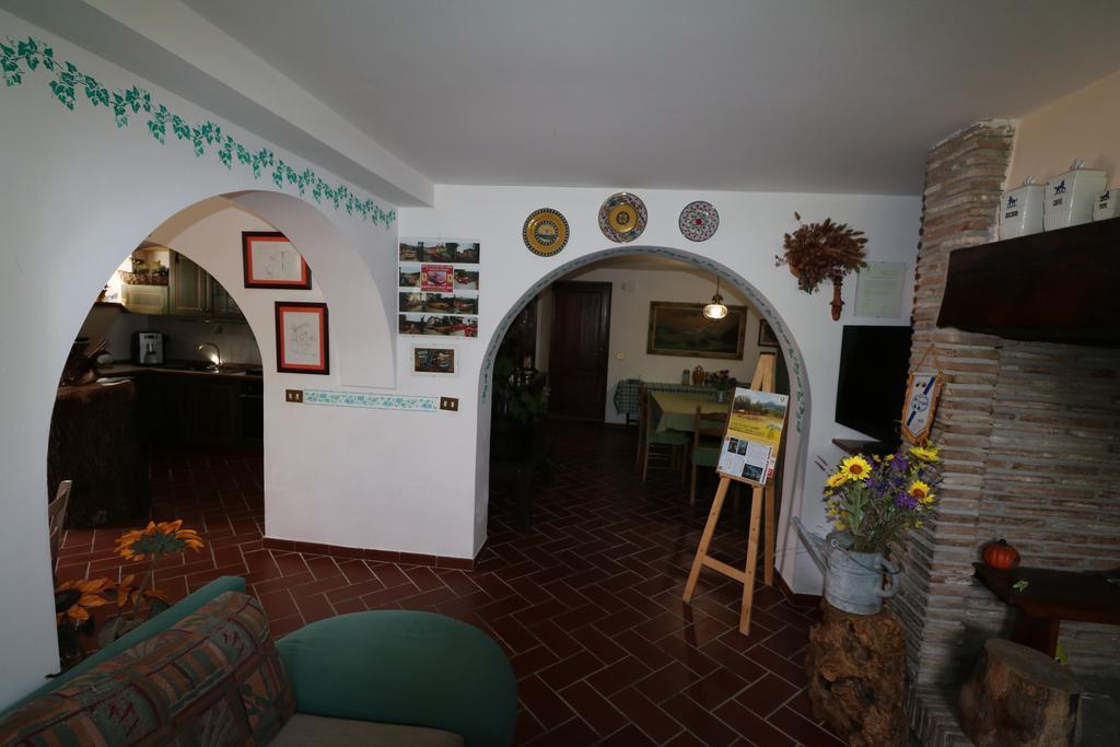 Santa Croce Villa Fossato di Vico Luaran gambar