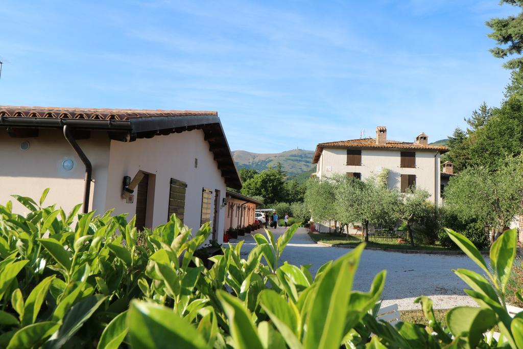 Santa Croce Villa Fossato di Vico Luaran gambar